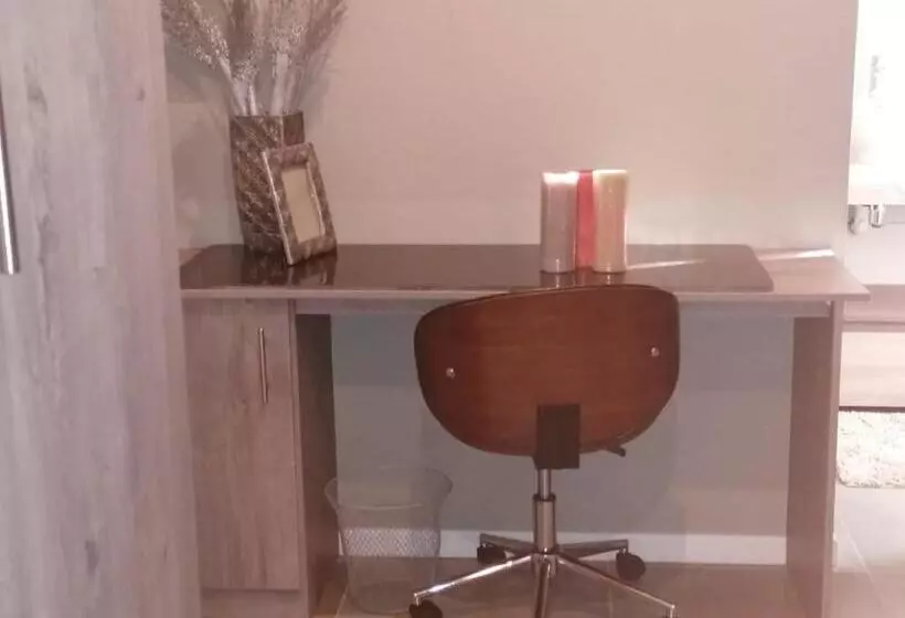 Aamiaismajoitus (B&B) Apollis Cottage