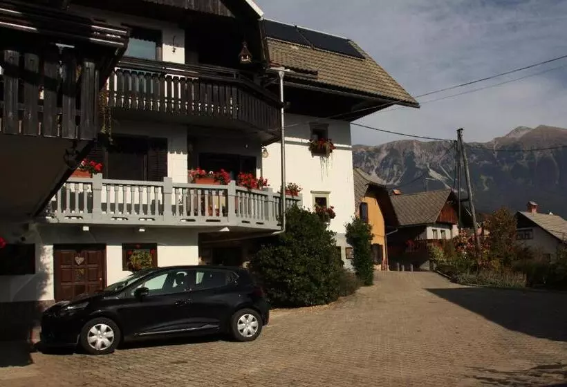 پانسیون Garden Apartments Maria