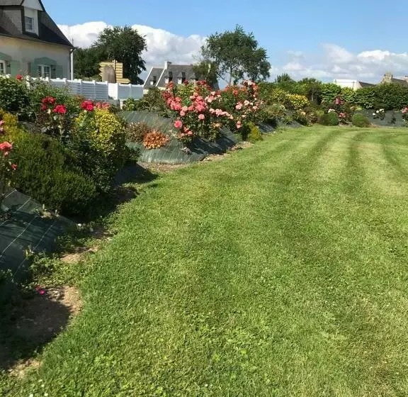 Aamiaismajoitus (B&B) Gîtes Du Ménez Hom