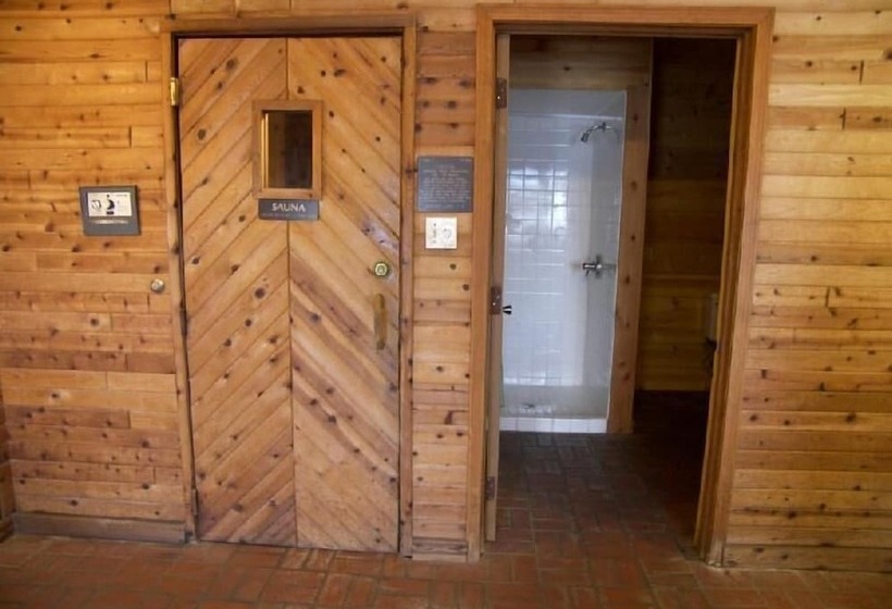 فندق Bavarian Haus Lakefront Inn