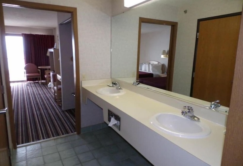 فندق Bavarian Haus Lakefront Inn