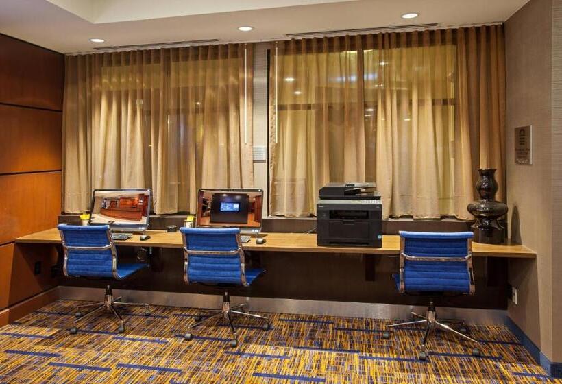 בית מלון כפרי Courtyard Louisville Northeast