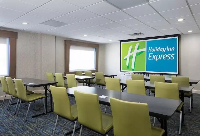 Отель Holiday Inn Express Louisville Northeast, An Ihg