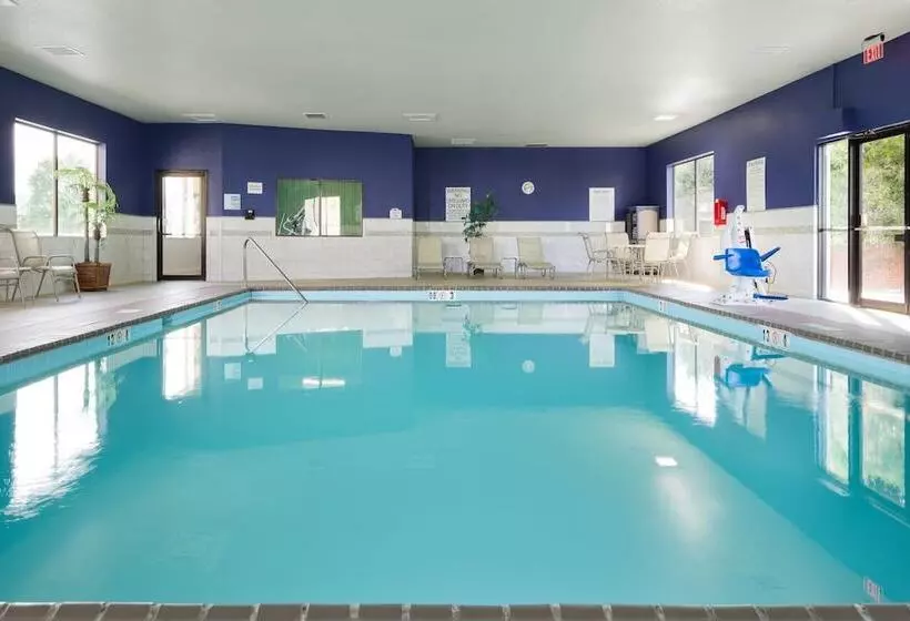 Отель Holiday Inn Express Louisville Northeast, An Ihg