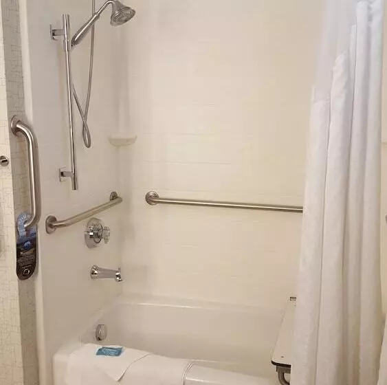 Отель Holiday Inn Express Louisville Northeast, An Ihg