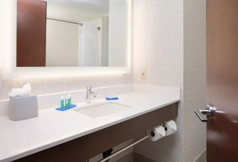 Отель Holiday Inn Express Louisville Northeast, An Ihg