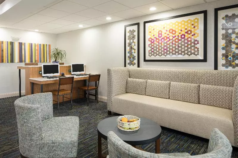 Отель Holiday Inn Express Louisville Northeast, An Ihg
