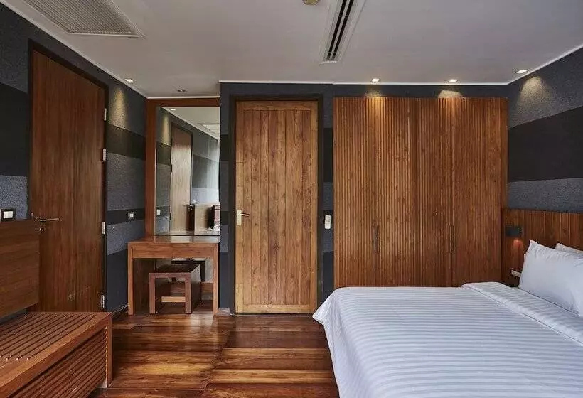 Luxx Langsuan Hotel   Sha Plus