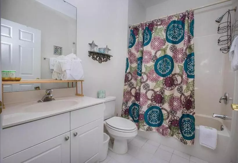 Barefoot Resort & Yacht Club