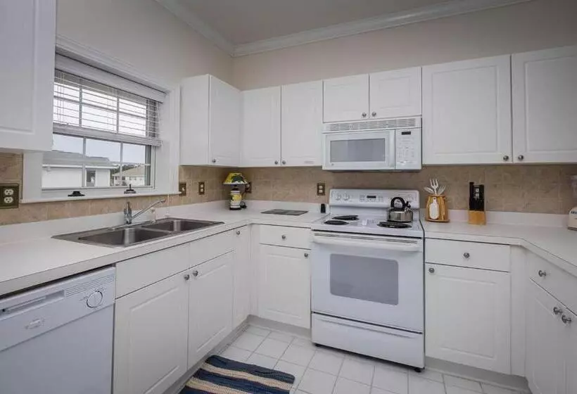 Barefoot Resort & Yacht Club