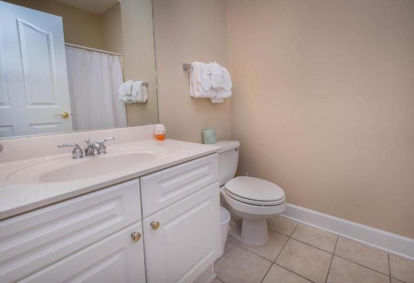 Barefoot Resort & Yacht Club