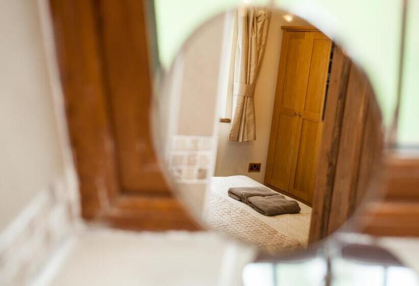 فندق Acorns Old Farm