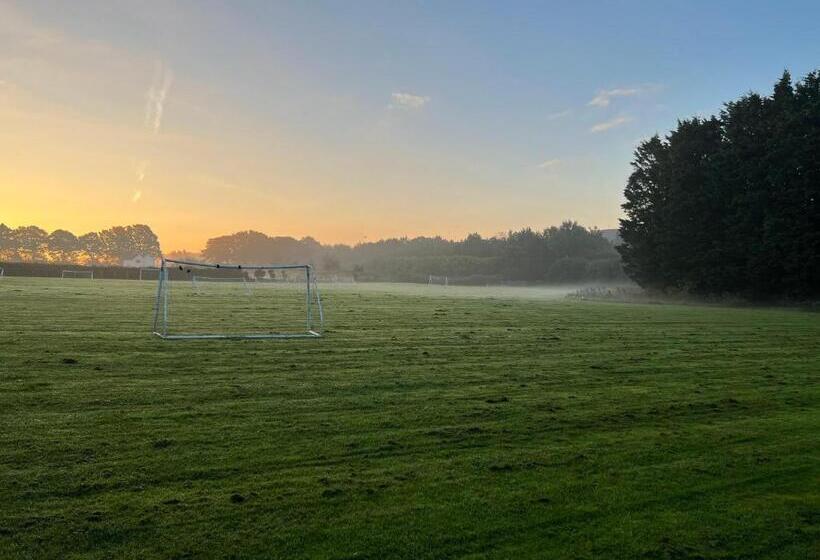 فندق Acorns Old Farm