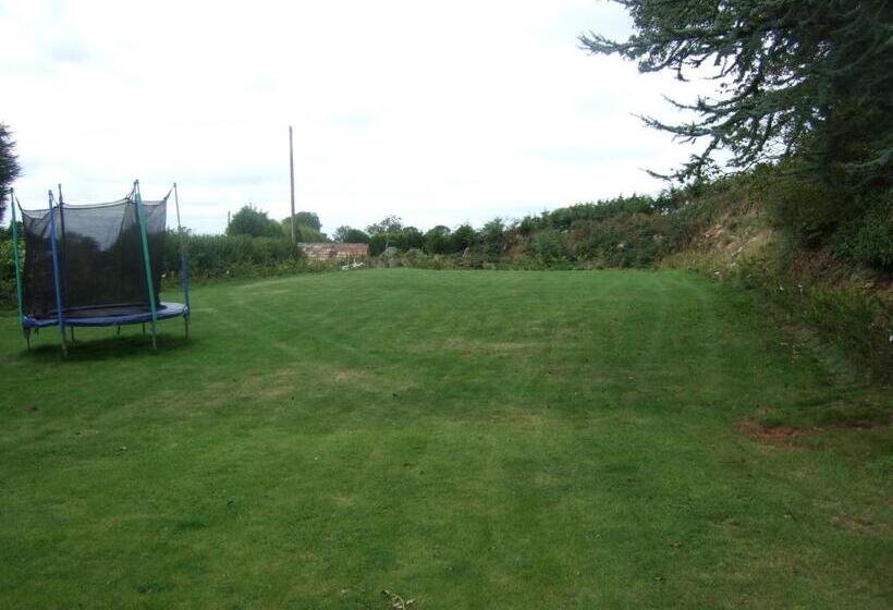 فندق Acorns Old Farm