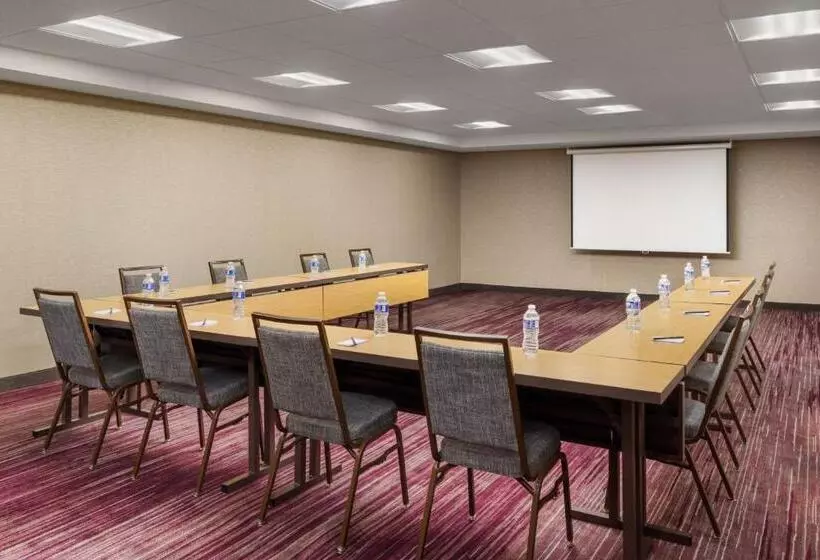 Отель Courtyard By Marriott Salinas Monterey