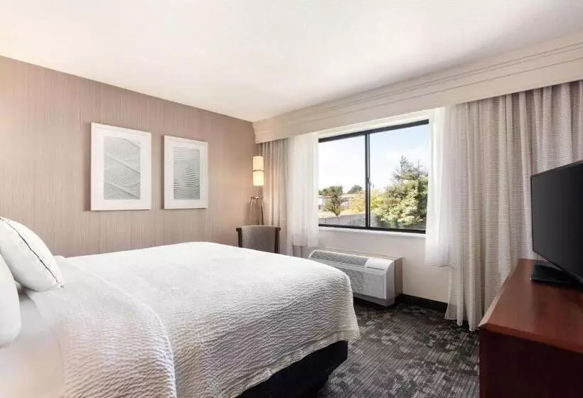 Отель Courtyard By Marriott Salinas Monterey