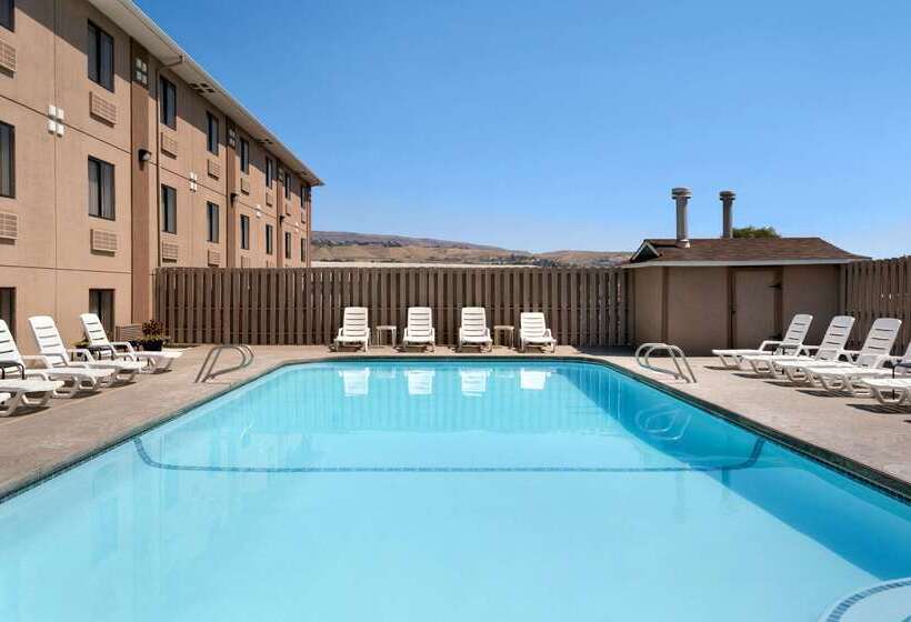 Отель Quality Inn Wenatchee Leavenworth