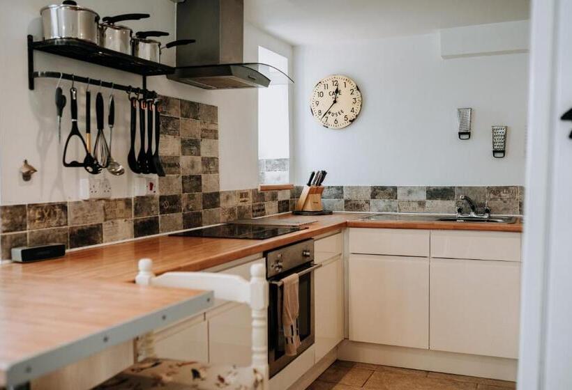 ユースホステル Hamilton Lodge   Cottage Sleeps 8