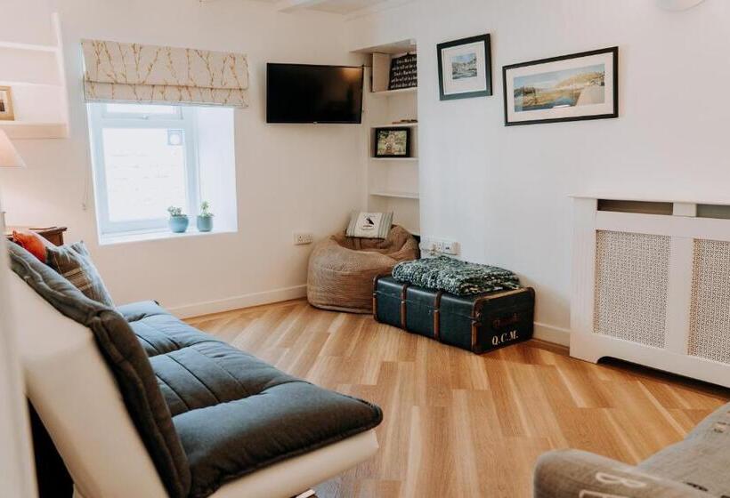 ユースホステル Hamilton Lodge   Cottage Sleeps 8