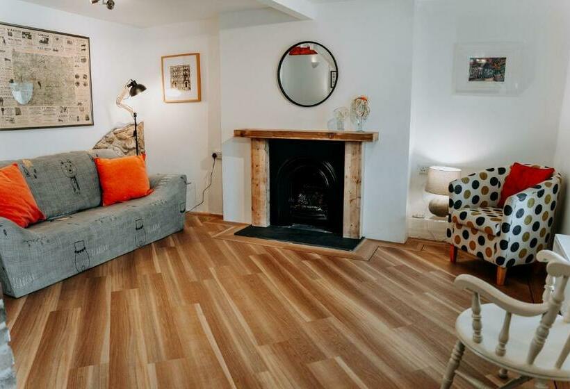 ユースホステル Hamilton Lodge   Cottage Sleeps 8