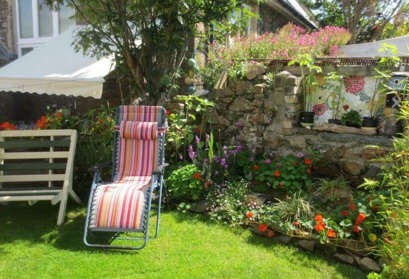 ユースホステル Hamilton Lodge   Cottage Sleeps 8