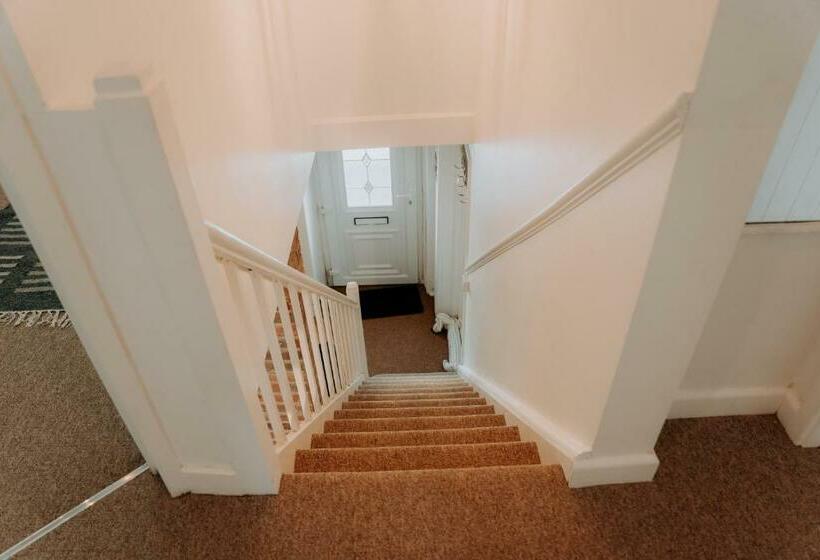 ユースホステル Hamilton Lodge   Cottage Sleeps 8