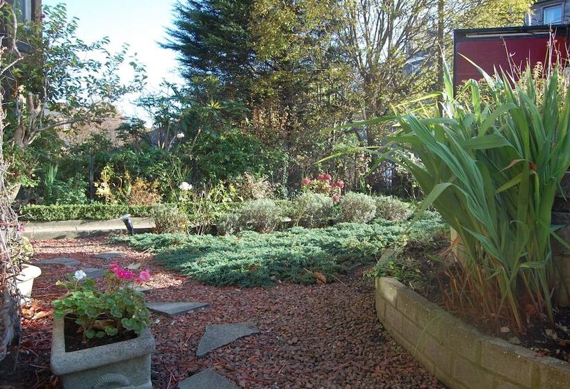 تختخواب و صبحانه A Haven Townhouse