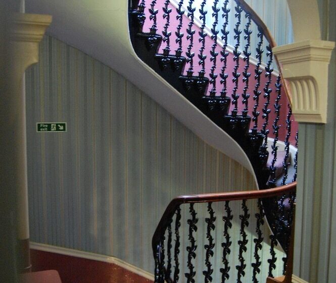 تختخواب و صبحانه A Haven Townhouse