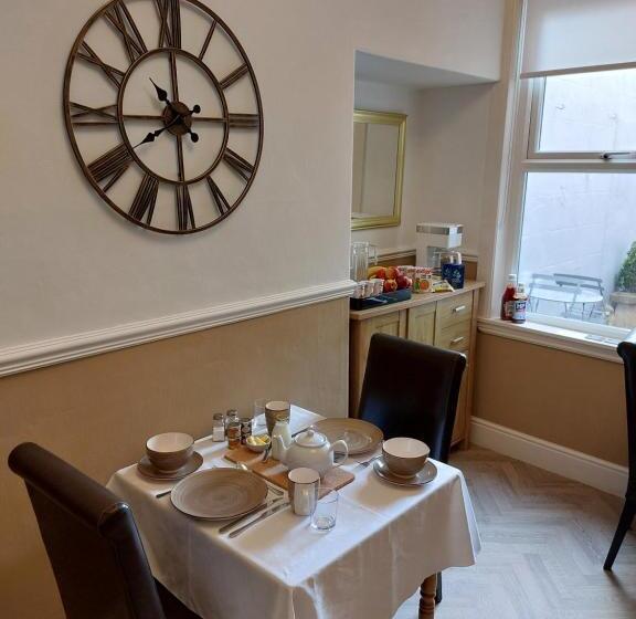 تختخواب و صبحانه Storrbeck Guest House