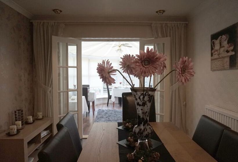 فندق The Ridings Guest House