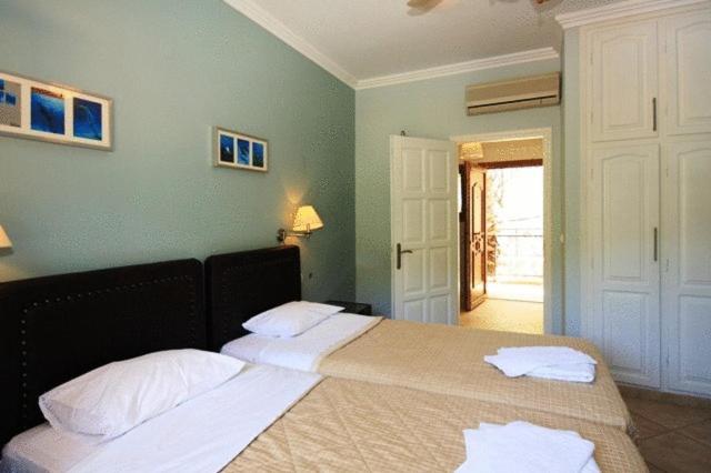 Bella Vista Hotel Studios & Apartments