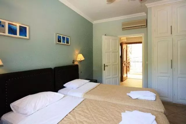 Bella Vista Hotel Studios & Apartments