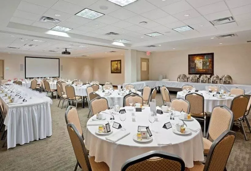 Holiday Inn Hotel & Suites Surrey East Cloverdale, An Ihg