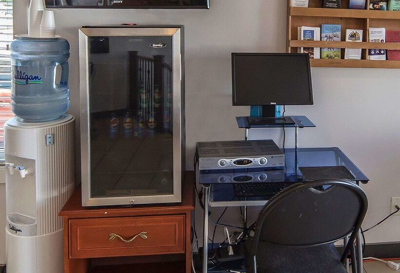 Отель Econo Lodge Inn & Suites Drumheller