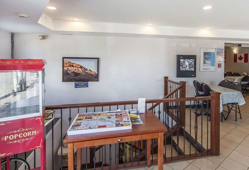 Отель Econo Lodge Inn & Suites Drumheller
