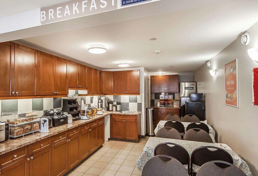 Отель Econo Lodge Inn & Suites Drumheller