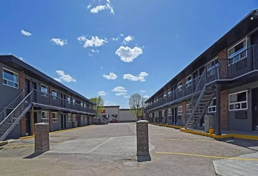 Отель Econo Lodge Inn & Suites Drumheller