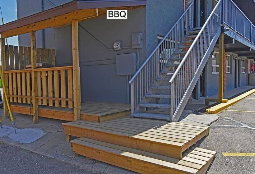 Отель Econo Lodge Inn & Suites Drumheller