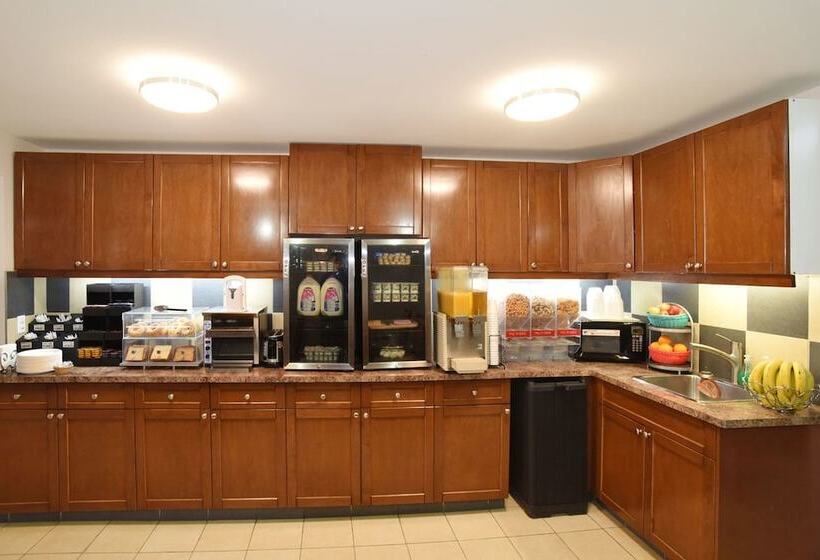 Отель Econo Lodge Inn & Suites Drumheller