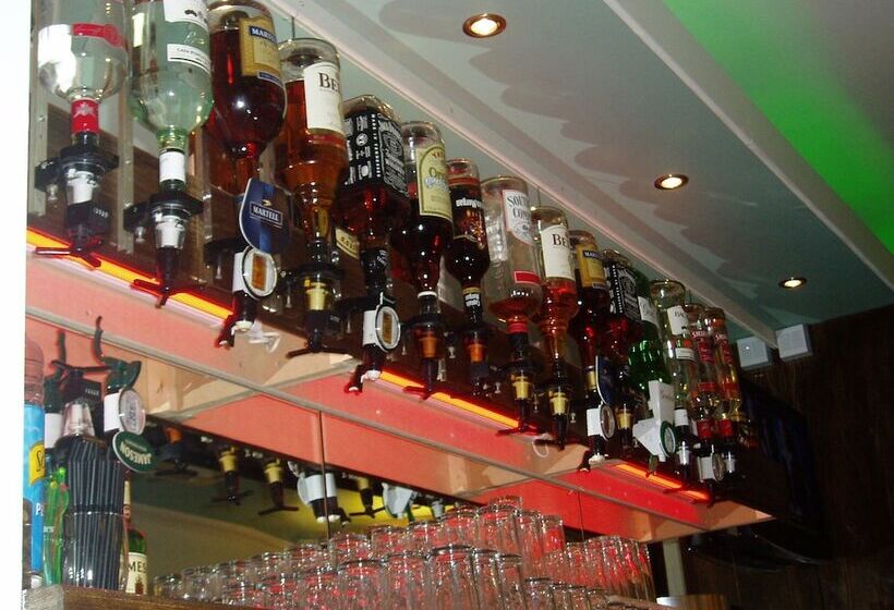 Hanover Hotel & Mccartney S Bar