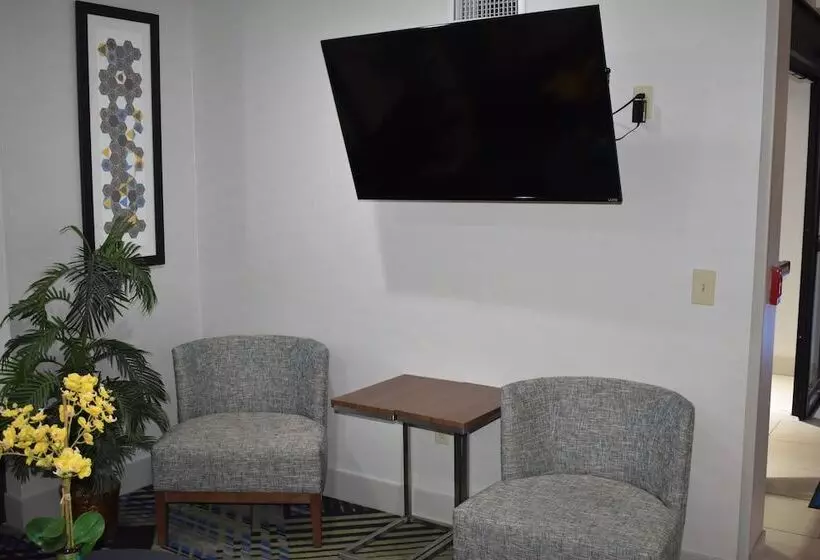 Holiday Inn Express Hotel & Suites Mcpherson, An Ihg