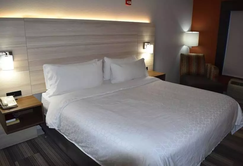 Holiday Inn Express Hotel & Suites Mcpherson, An Ihg