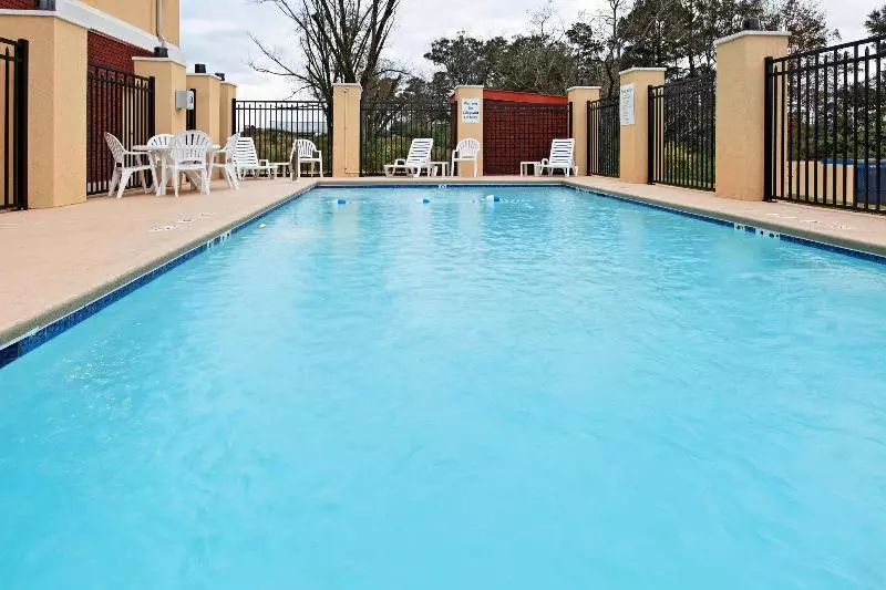 فندق Holiday Inn Express Andalusia, An Ihg