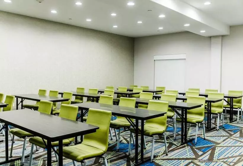 فندق Holiday Inn Express Andalusia, An Ihg