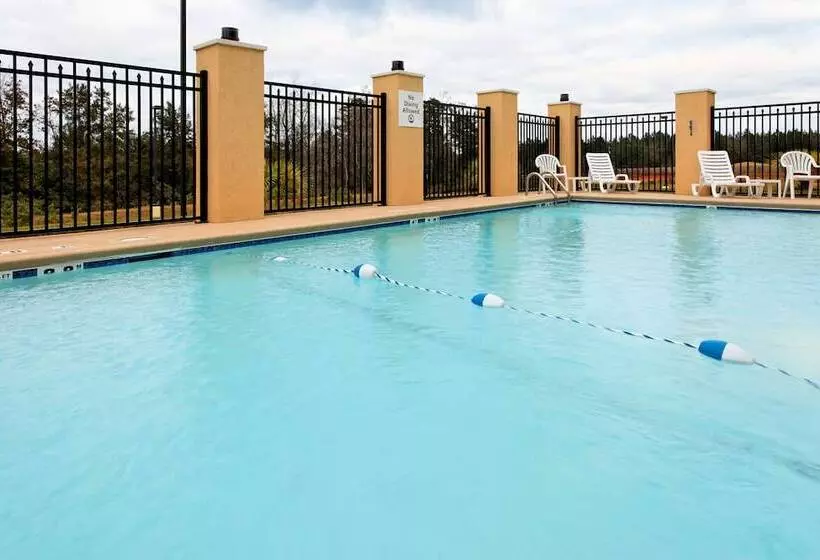 فندق Holiday Inn Express Andalusia, An Ihg