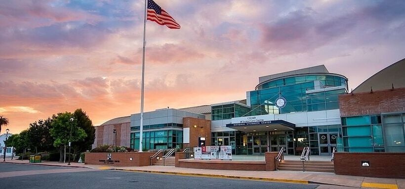 Отель Holiday Inn Express & Suites Salinas, An Ihg