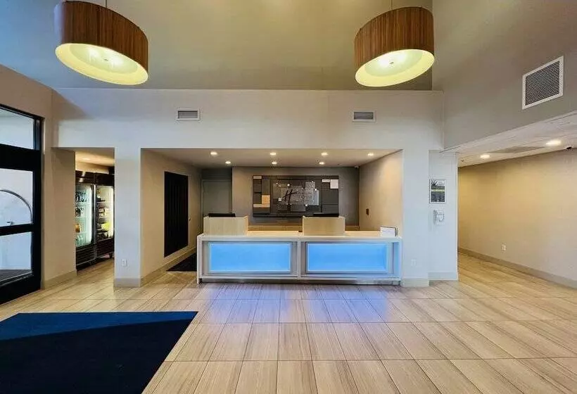 Отель Holiday Inn Express & Suites Salinas, An Ihg