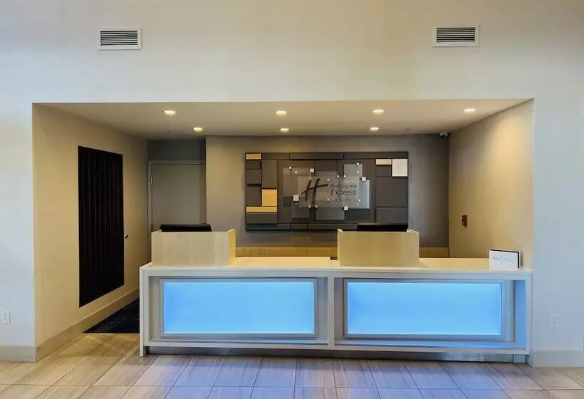 Отель Holiday Inn Express & Suites Salinas, An Ihg