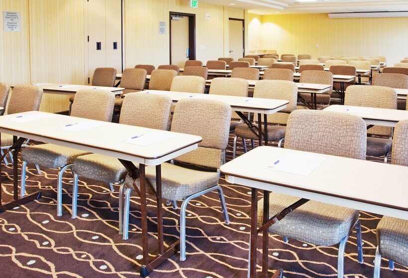 Отель Holiday Inn Express & Suites Salinas, An Ihg