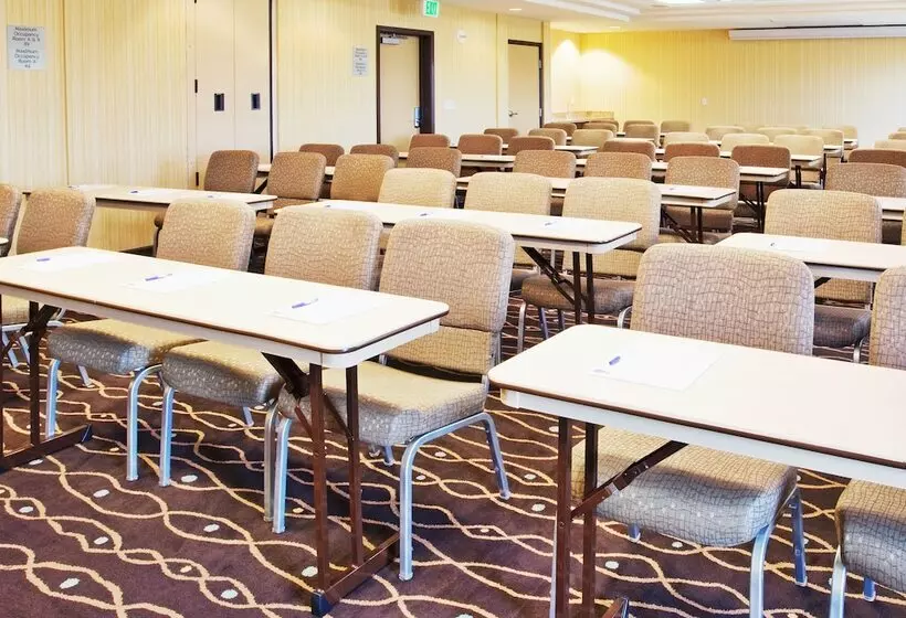 Отель Holiday Inn Express & Suites Salinas, An Ihg